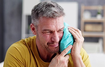 Man using a cold compress